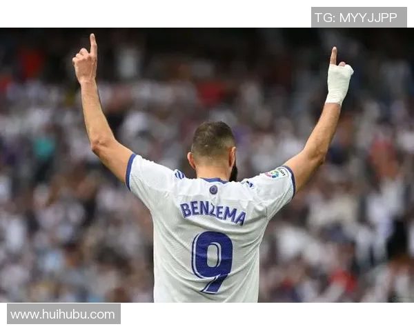 足球明星因受伤手部打绷带重返赛场展现顽强拼搏精神